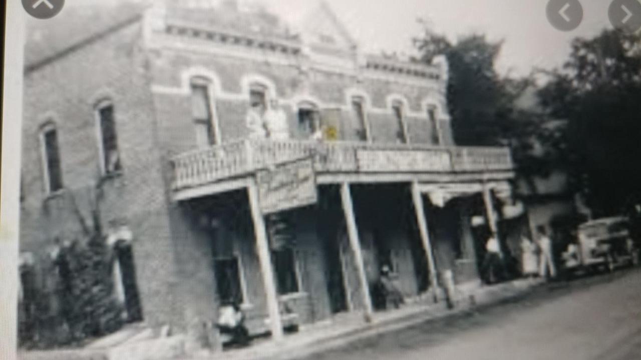 The Burlington Hotel & Bar - Alma Wi Exterior photo