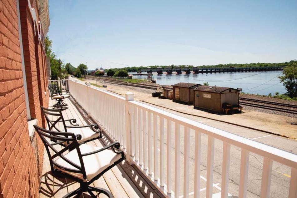 The Burlington Hotel & Bar - Alma Wi Exterior photo
